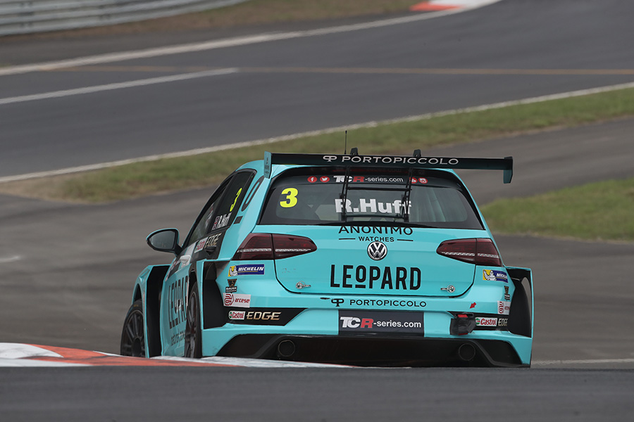 Huff leads a trio of Golf cars in Zhejiang test