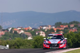 Mikel Azcona sets the pole for WTCR’s Race 1 in Hungary