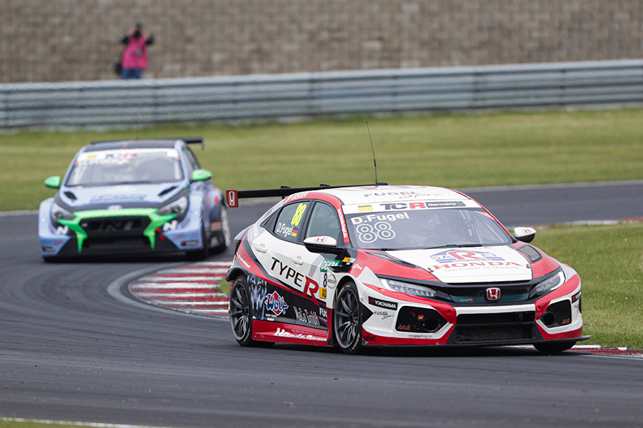 Three men within four points in the title fight - TCR HUB