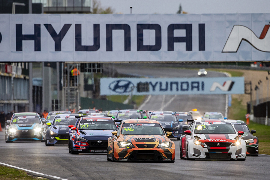 Two former champions lead a 22car TCR Europe field TCR HUB