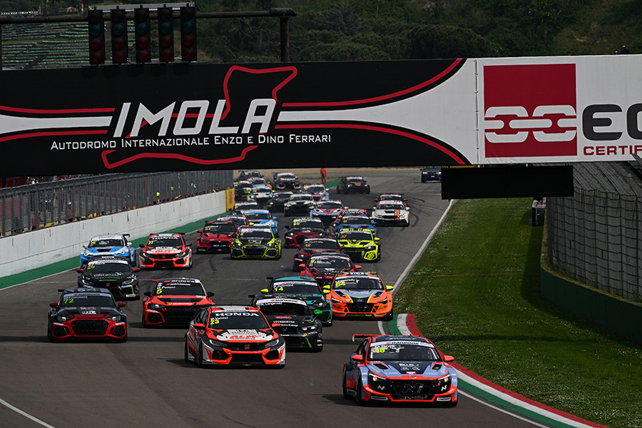 Butti and Girolami share wins in TCR Italy opener at Imola TCR HUB