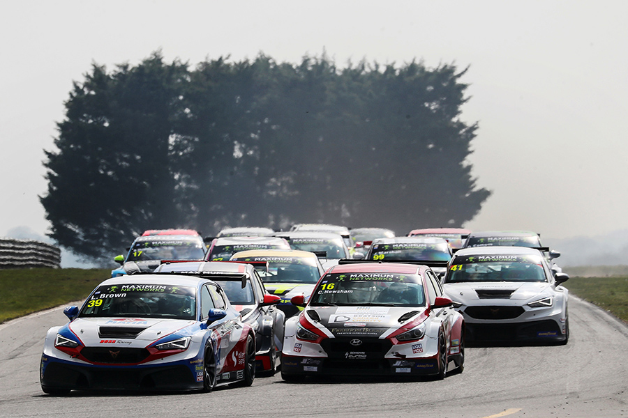 Brands Hatch hosts the TCR UK season opener - TCR HUB