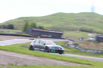 Dan Lloyd secures pole position in Knockhill