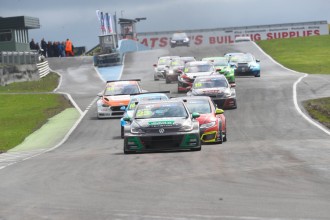 Lloyd victorious in exciting opening race at Knockhill