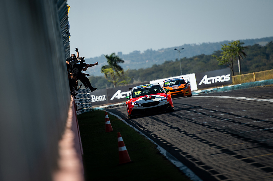 Feldmann takes both victories in TCR South America at Goiânia