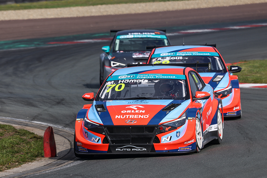 Homola and Czepiel claim double win for Janík Motorsport